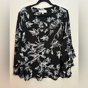 Chelsea & Theodore Black and White Floral Blouse Size 1X  Like New